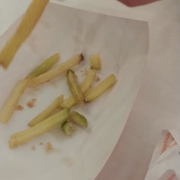 Popeyes’te Yeşil Patatesli Kızartma Servisi Sağlık Endişesi Yaratıyor