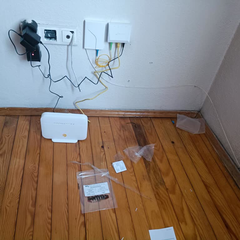 Çocuk Odasındaki Açık Priz Ve Dağınık Kablolar Güvenlik Riski