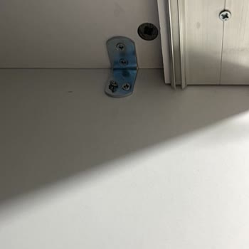 Çorlu Çetmen Şubesinde Yatak Odası Dolabının Vidaları Ayrıldı Ve Koltuk Takımında Kırıklar Var