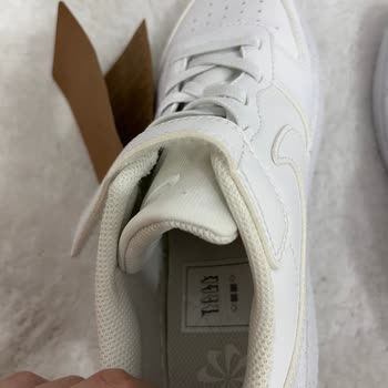 Deichmann’da Kaplama İşlemi Sonrası Beyaz Ayakkabı Sarardı, Değişim Talebi