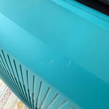 Deforme Ve Kullanılmış Amerikan Tourister Valizinde Yanıltıcı 'Yeni Gibi' İfadesi