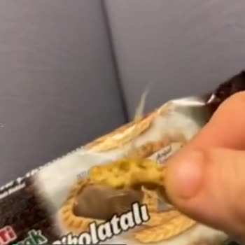 Eti Burçak Sütlü Çikolatalıdan Çıkan Cisim!