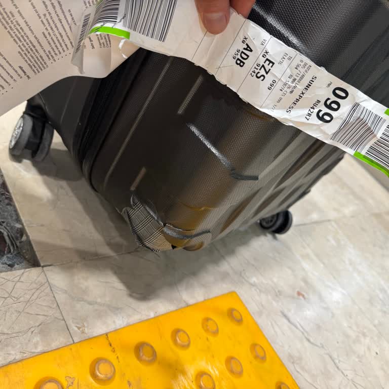 Sunexpress Uçuşunda Kırık Valiz Ve Tazminatsız Müşteri Şikayeti