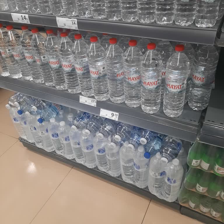 Çalışan Ve Yöneticinin Haksız Su Şişesi Patlaması Suçlamasıyla Müşteriyi Mahcup Etmesi