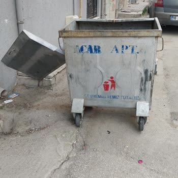 Özel Çöp Kovam Çöp Toplama Ekibi Tarafından Parçalandı