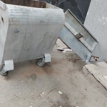 Özel Çöp Kovam Çöp Toplama Ekibi Tarafından Parçalandı