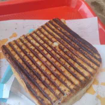 İstanbul Çam Sakura B Blok Paşa Döner Şubesinde Yanmış Ve Kirli Tost Şikayeti