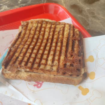 İstanbul Çam Sakura B Blok Paşa Döner Şubesinde Yanmış Ve Kirli Tost Şikayeti