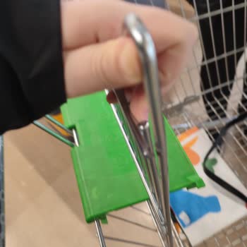 Esenyurt File Market’te Paslı Alışveriş Arabası Yaraladı