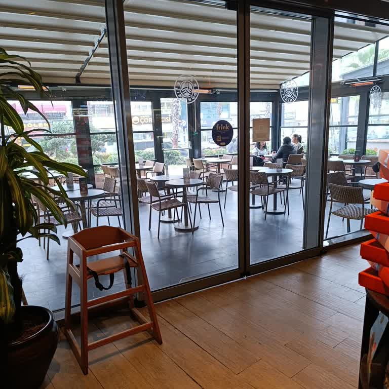 Terastaki Otomatik Kapı Soğuk Hava Çocuklarla Oturmayı Zorlaştırıyor