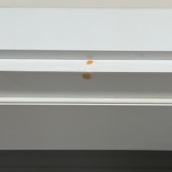 Tunç Mutfak (Torbalı) Kapıların Tamamında Renk Kusmaları ve Boya Atmaları Oluştu