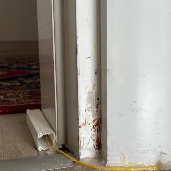 Tunç Mutfak (Torbalı) Kapıların Tamamında Renk Kusmaları ve Boya Atmaları Oluştu