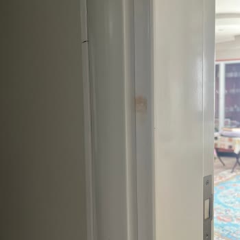 Tunç Mutfak (Torbalı) Kapıların Tamamında Renk Kusmaları ve Boya Atmaları Oluştu