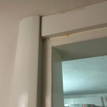 Tunç Mutfak (Torbalı) Kapıların Tamamında Renk Kusmaları ve Boya Atmaları Oluştu