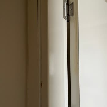 Tunç Mutfak (Torbalı) Kapıların Tamamında Renk Kusmaları ve Boya Atmaları Oluştu