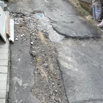 İzmir Doğalgaz Çalışması Sonrası Asfalt Sorunu Yol Güvenliğini Tehlikeye Atıyor