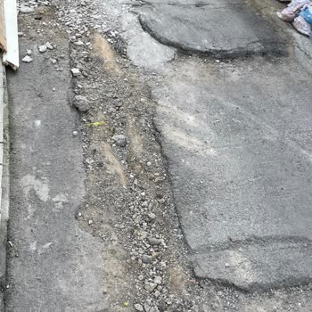 İzmir Doğalgaz Çalışması Sonrası Asfalt Sorunu Yol Güvenliğini Tehlikeye Atıyor