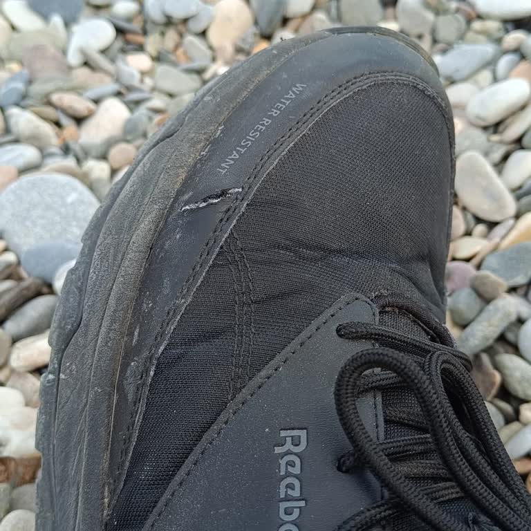Reebok Ayakkabısındaki Yırtılma Ve Değişim Talebi