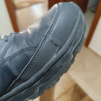 Reebok Ayakkabısındaki Yırtılma Ve Değişim Talebi