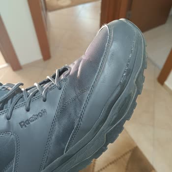 Reebok Ayakkabısındaki Yırtılma Ve Değişim Talebi