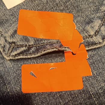 Defolu Kot Pantolon Ve Mağaza Personelinin İlgisiz Tutumu