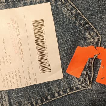 Defolu Kot Pantolon Ve Mağaza Personelinin İlgisiz Tutumu