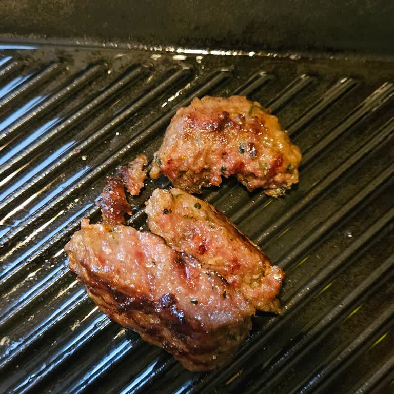 Makro Kasap Köftesi İçinin Kırmızı Kalmaması Ve Çöp Kutuna Atılması