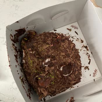 Şellale Pastanesinden Bozulmuş Yaş Pasta Ve İade Reddi