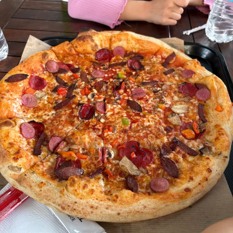 Bol Etli Pizza Görseli Yanıltıcı, Malzeme Eksik