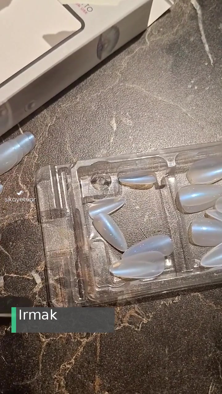 Nascita - Doğuş Kozmetik Yapıştırıcım Çıkmadı, Şikayetim Var videonun kapak resmi