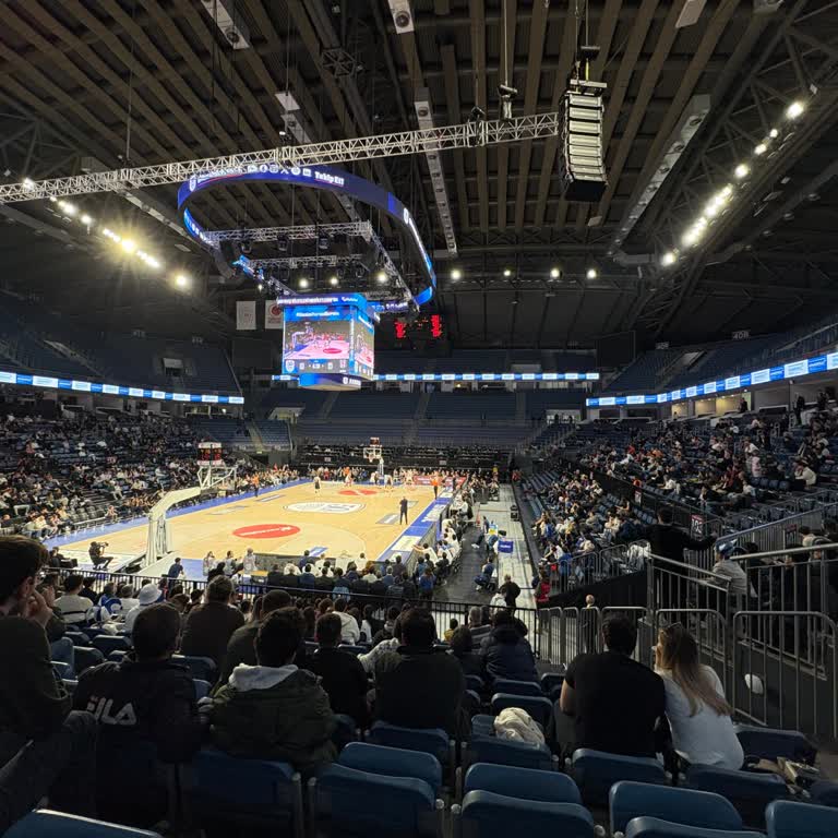 Mobilet'te Satıldı Bilgisi Anadolu Efes Ve Beşiktaş Maçında Boş Koltuklar