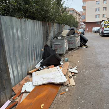 Pendik Belediyesi Çınardere Sokak'ta Yol Onarımı Ve Temizlik İhmalı