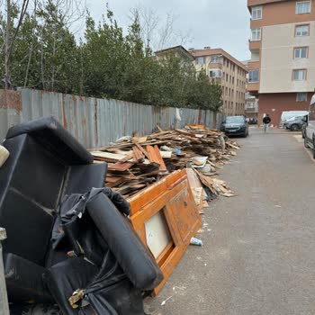 Pendik Belediyesi Çınardere Sokak'ta Yol Onarımı Ve Temizlik İhmalı
