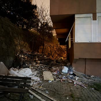 Pendik Belediyesi Çınardere Sokak'ta Yol Onarımı Ve Temizlik İhmalı