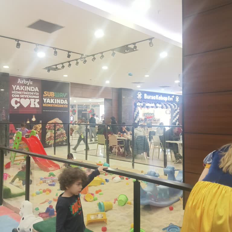 Kebap Salonunun Dumanı Çocuk Oyun Alanını Boğuyor