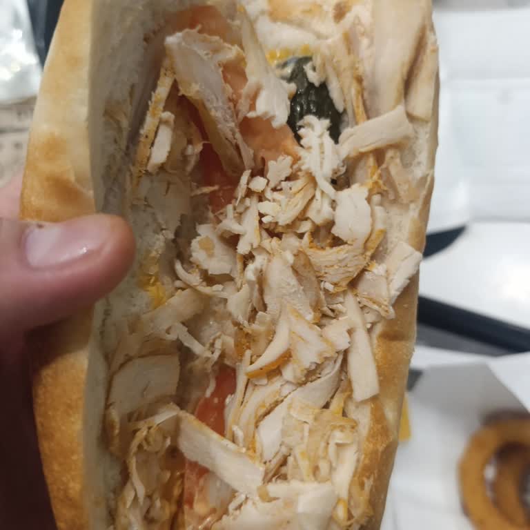 Taurus AVM Usta Dönerci'de Çiğ Tavuk Ve Kaba Personel