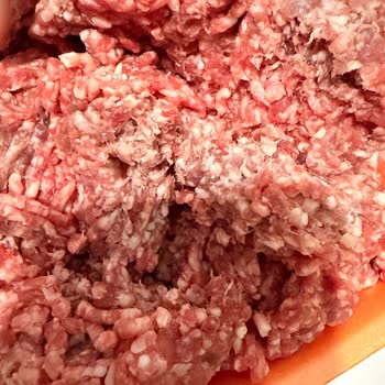 Taş Kasap'tan Alınan Kıymanın İçinin Rengi Bozulmuş Ve Taze Değil