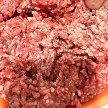 Taş Kasap'tan Alınan Kıymanın İçinin Rengi Bozulmuş Ve Taze Değil