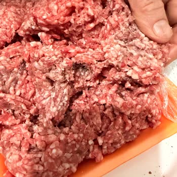 Taş Kasap'tan Alınan Kıymanın İçinin Rengi Bozulmuş Ve Taze Değil