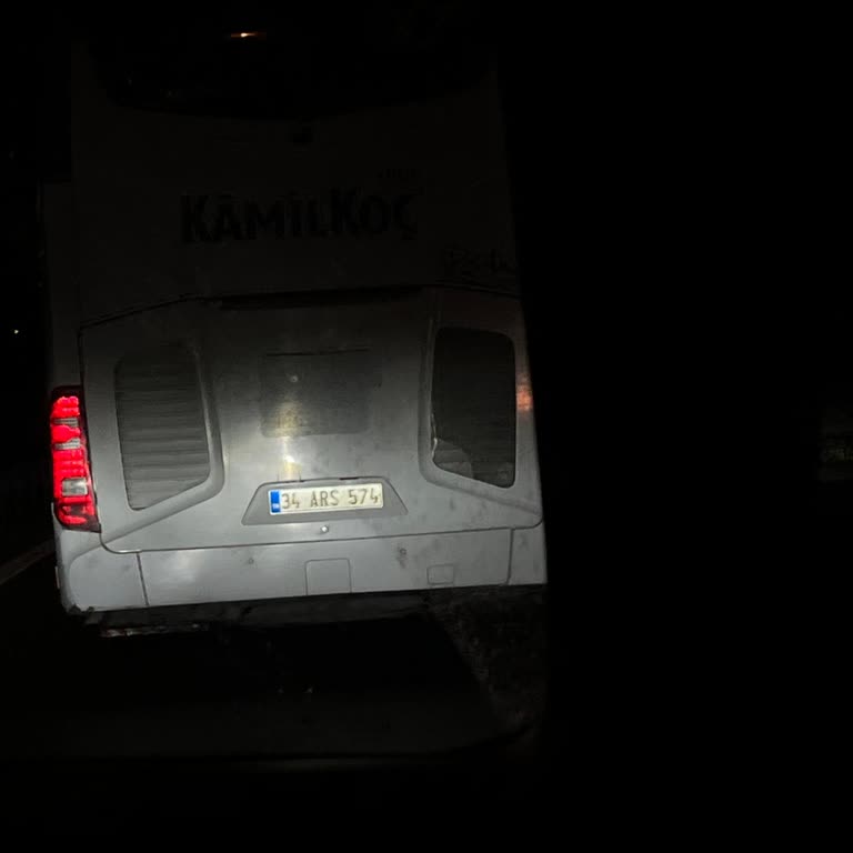 Kamil Koç Otobüs Şoförünün Telefonla Dikkatsiz Sürüşü
