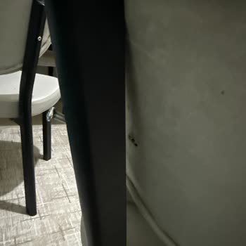 Kampanyalı Alışverişte Sandalyenin Gevşek Vidası İçin Mağaza İlgisizliği