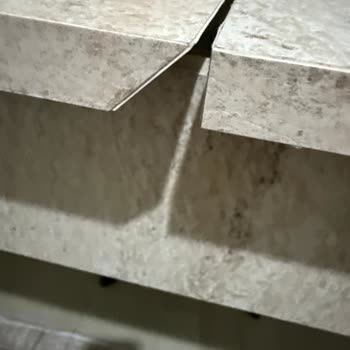 Kampanyalı Alışverişte Sandalyenin Gevşek Vidası İçin Mağaza İlgisizliği