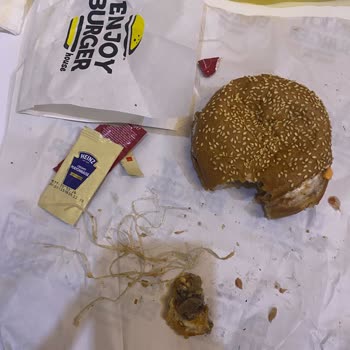 Enjoy Burger'den Plastik Parçalı Burger Ve Şirketin Sorumluluk Almayan Tutumu