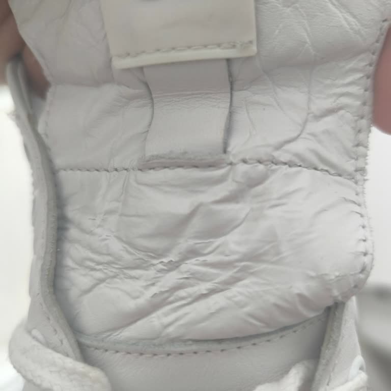 İndirimli Avva Ayakkabısında Bağcık Hasarı Ve Dil Yıpranması