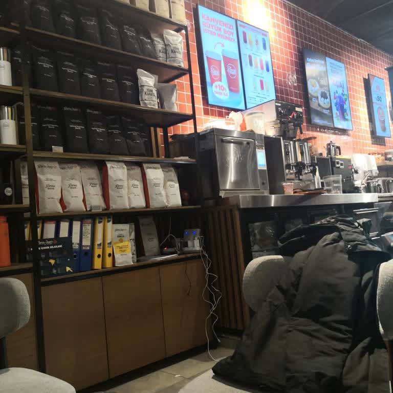 Marmara Forum Gloria Jean's Şubesinde Hijyen İhlali: Düşen Kurabiye Tekrar Servise Konuldu