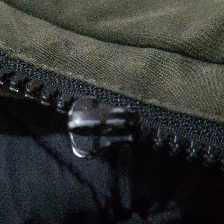 Kırılan Fermuar Ve Solmuş Renk Nedeniyle Mavi Mağaza Personelinin Çözüm Sunmaması