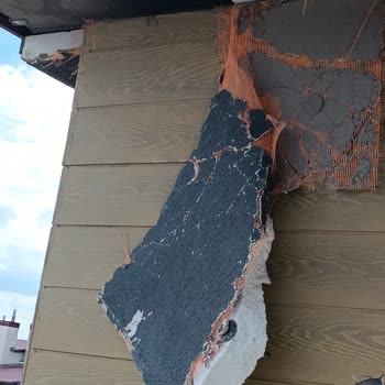 Çatının Çöküşü Ve Su Sızıntısı Yönetim Tarafından Görmezden Geliniyor