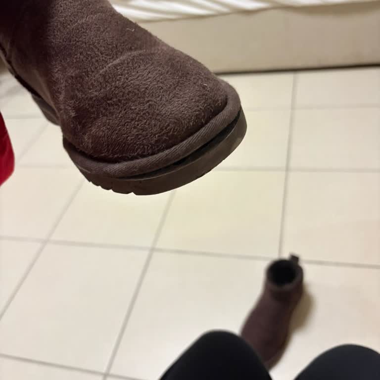 Ayıplı UGG Botta Tabana Ayrılma, Cevapsız İletişim Ve Değişim Talebi