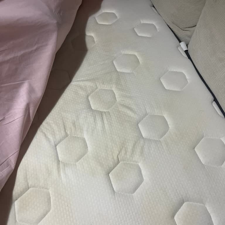 Yataş Baza Ve Yatakta Sarı Lekeler Ve Kusma Hissi