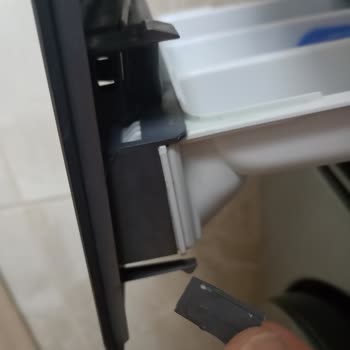 Vestel Pro İnverter Çamaşır Ve Kurutma Makinesinde Plastik Parçalar Kısa Sürede Hasar Gördü